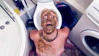 A guy fills up a dirty scat slut’s mouth with a huge pile of shit and pee xxx porn video